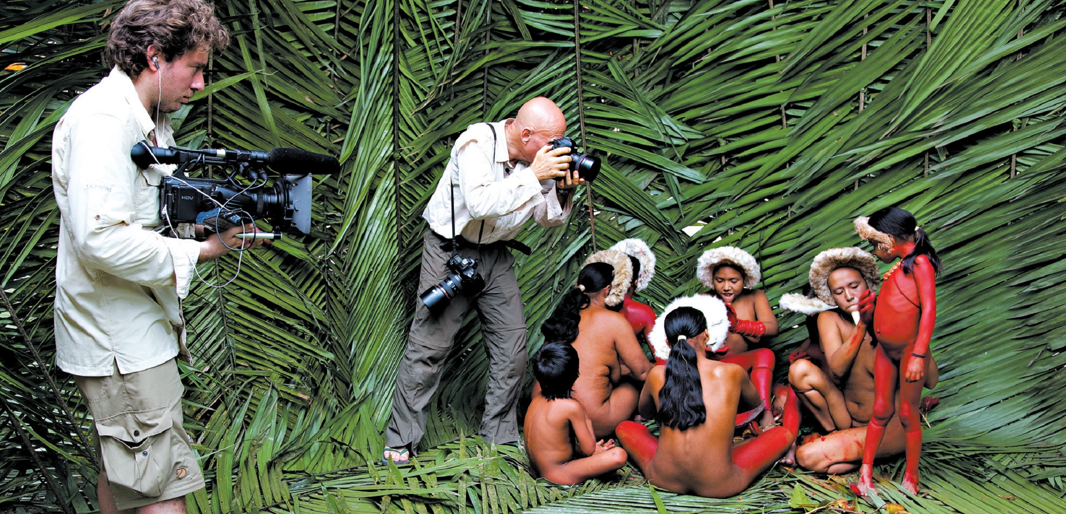 Sebastião Salgado é tema de um documentário dirigido por seu filho, Juliano, à esquerda, e Wim Wenders | Lélia Deluiz Wanick/Amazonas Images, via Sony Pictures Classics