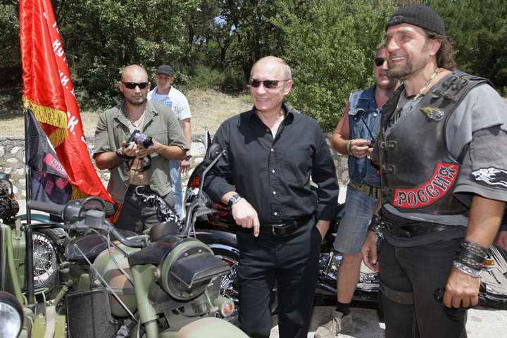 Alexander Zaldostanov (à direita) ao lado de Vladimir Putin | Creative Commons