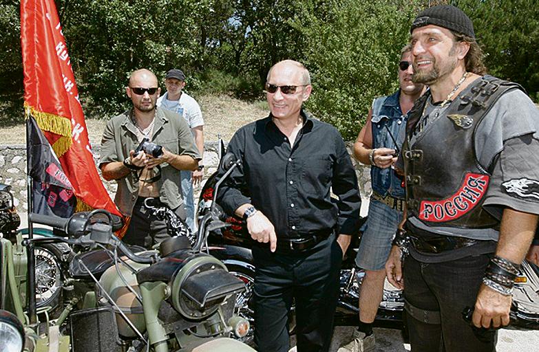 Putin (no centro) e o “Cirurgião” (à direita): missão divina. | Creative Commons