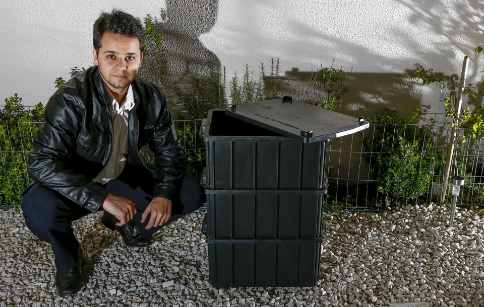 Adriano, que “herdou” a composteira da antiga moradora da casa, hoje recicla cerca de 80% do lixo orgânico que produz | Hugo Harada/Gazeta do Povo