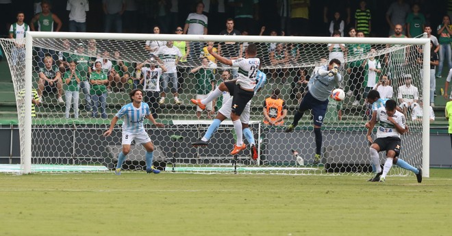 Germano observa a subida de Hélder para tentar o gol. | IVONALDO ALEXANDRE/GAZETA