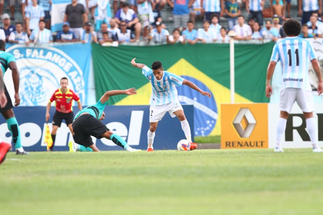 Lucas Ramon foi um dos destaques do Londrina no jogo. | Gilberto Abelha/Jornal de Londrina