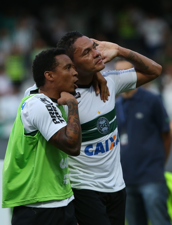 Hélder e Rosinei pedem para ouvir a torcida do Tubarão. | IVONALDO ALEXANDRE/GAZETA