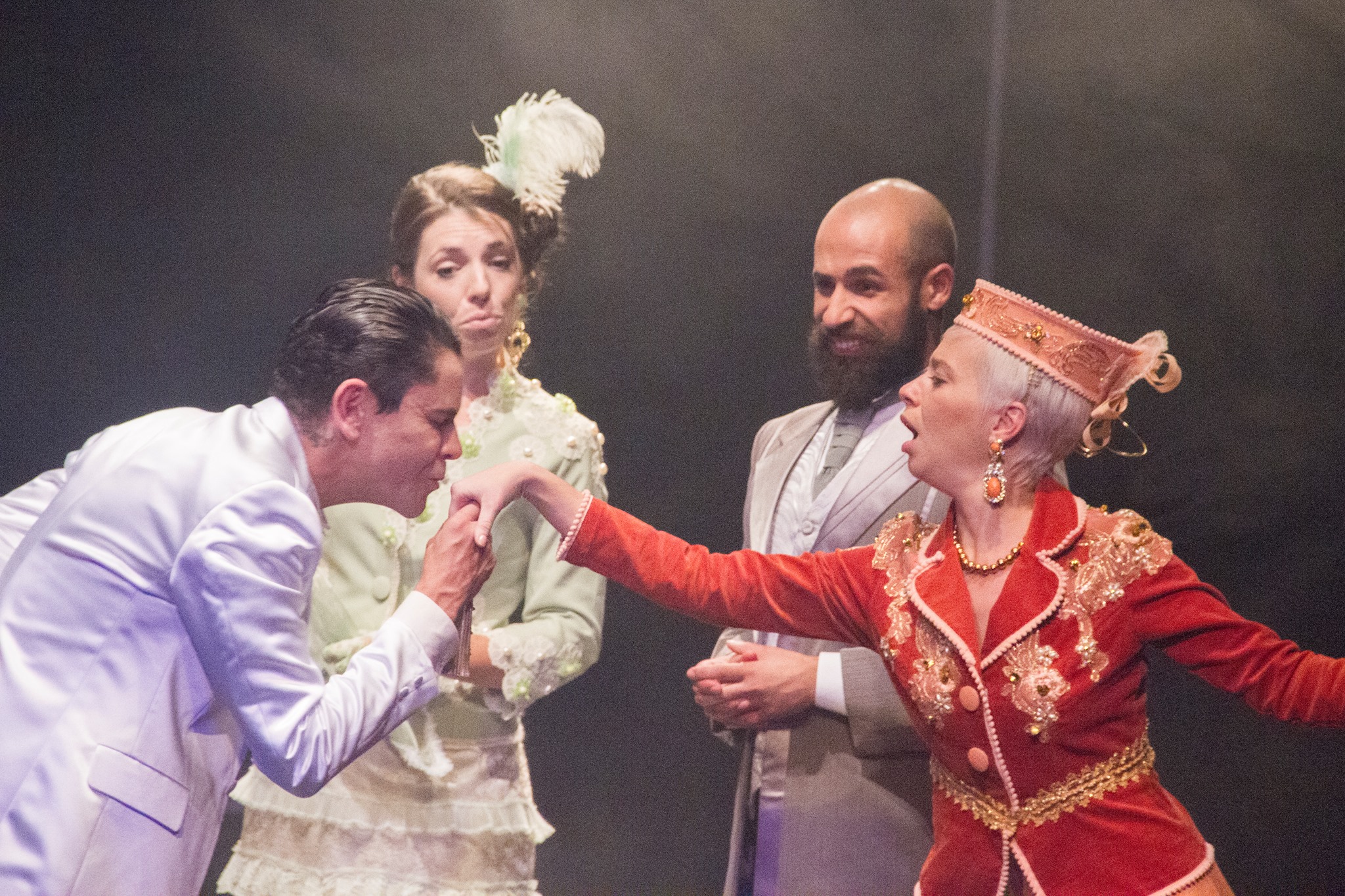 Peça começa com figurinos de época | Fabiano Rocha/Divulgação/