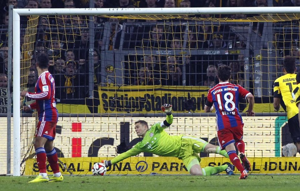 Manuel Neuer salva em cima da linha, na última chance de gol do Borussia Dortmund no clássico. | Ina Fassbender/Reuters