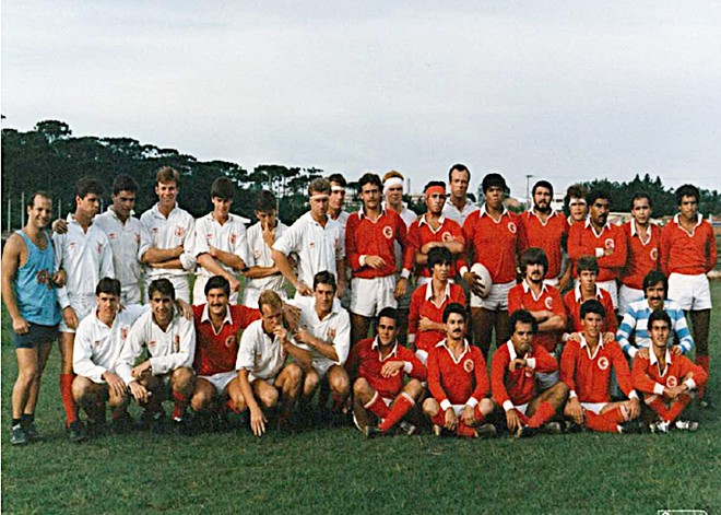 Parceria com o extinto Colorado (camisa vermelha), embrião do Paraná, ajudou a fomentar o rúgbi na cidade. De branco, o time da Universidade de Edimburgo. |