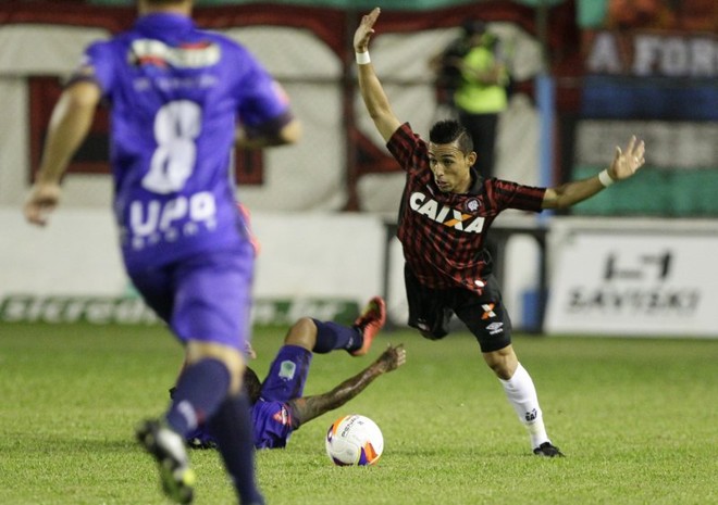 Natanael é derrubado por defensor do Prudentópolis. | Gazeta do Povo