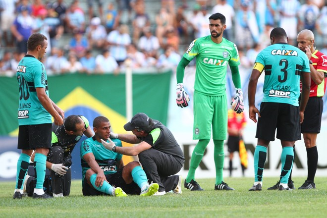Wellinton levou uma bolada no rosto e quase foi a nocaute. | Gilberto Abelha/Jornal de Londrina