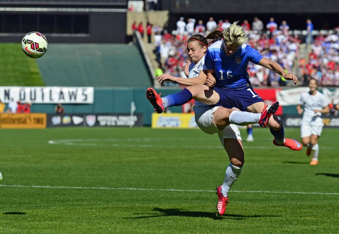 COREOGRAFIA: Meia norte-americana Megan Rapinoe (de azul), tromba com a zagueira neozelandesa Ria Percival em amistoso nos EUA. | Jeff Curry/USA Today Sports