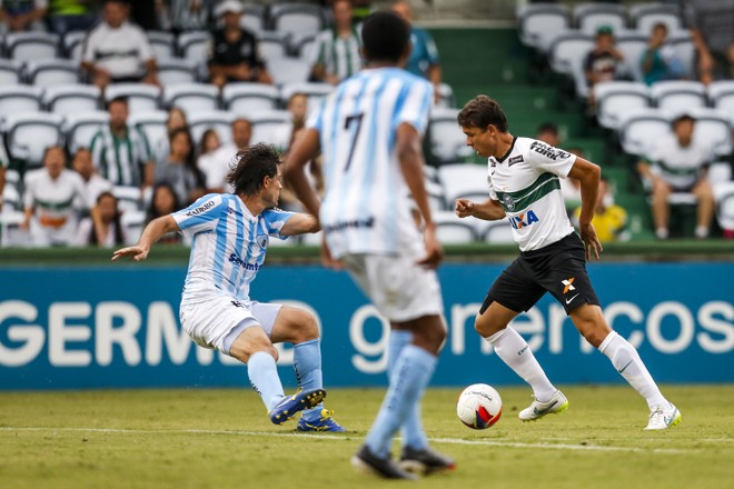 Keirrison entrou no lugar de Rafhael Lucas e foi decisivo para a classificação coxa-branca. | Brunno Covello/Gazeta do Povo