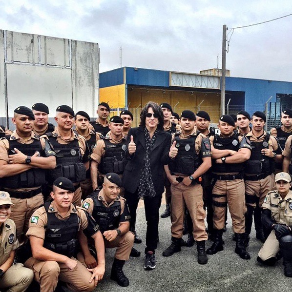 Os policiais que posaram ao lado de integrante foram chamados de amigos pela banda | Reprodução/Instagram