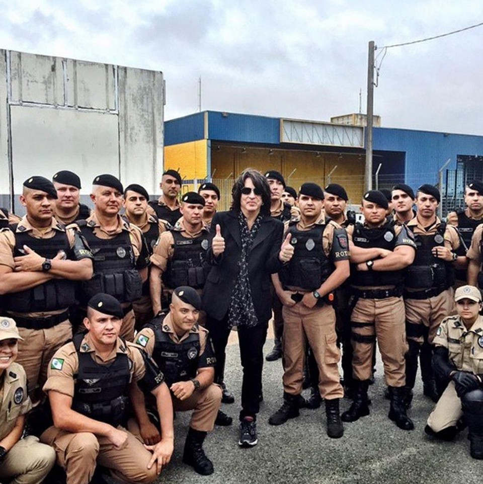Os policiais que posaram ao lado de integrante foram chamados de amigos pela banda | Reprodução/Instagram