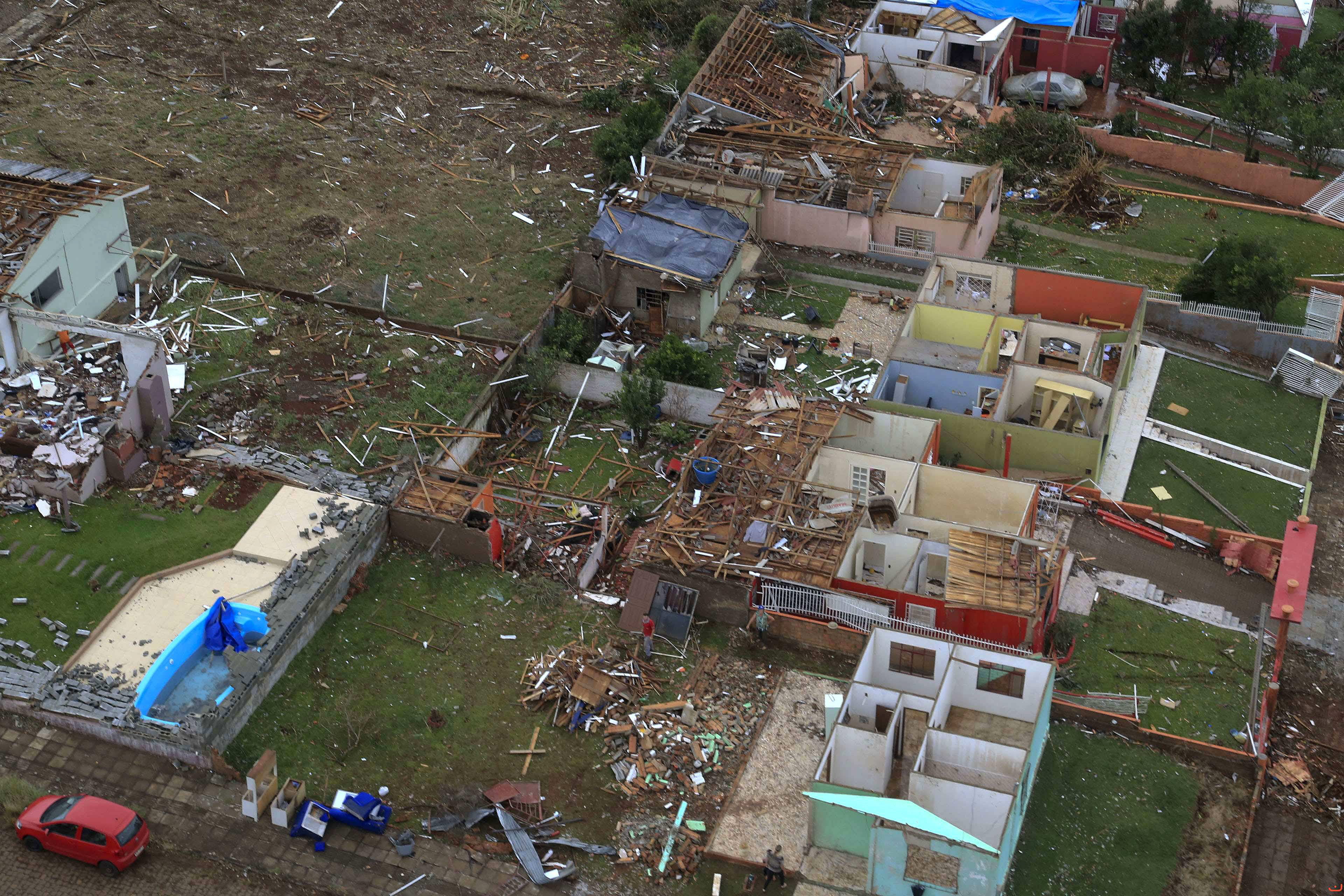 Documentos de vítimas, arrastados pelo vento, foram encontrados a até 70 quilômetros de distância. | JULIO CAVALHEIRO/EFE