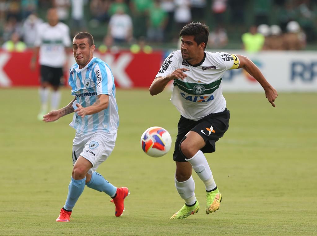 Leandro Almeida e Paulinho, na disputa de bola que acabou com cartão amarelo para o capitão alviverde. | Ivonaldo Alexandre/Gazeta do Povo
