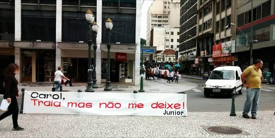 Faixa no calçadão da XV: mistério. | Cristiano Castilho/Gazeta do Povo