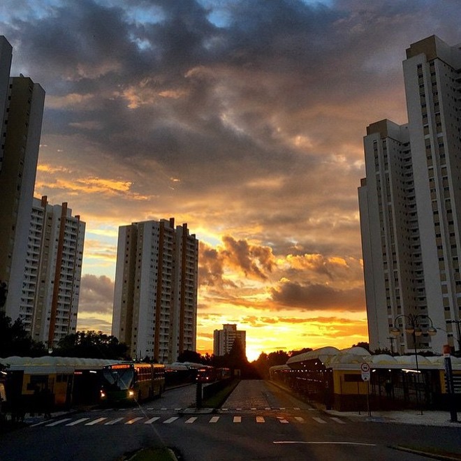 Amanhecer em Curitiba. Foto que o @axeu mandou #japragazeta | 