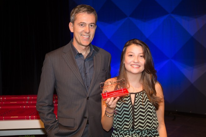 Helena Vidal Tarastchuck foi a “aluna do ano” na cerimônia de formatura das novas turmas das escolas Phil Young’s de Curitiba, no teatro Tuca da PUCPR. Ao lado dela, o coordenador da unidade Champagnat, Simon Banha | Divulgação