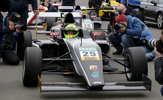 Todas as lentes se voltaram para Mick Schumacher nos testes em Oscherleben. | FABRIZIO BENSCH/REUTERS