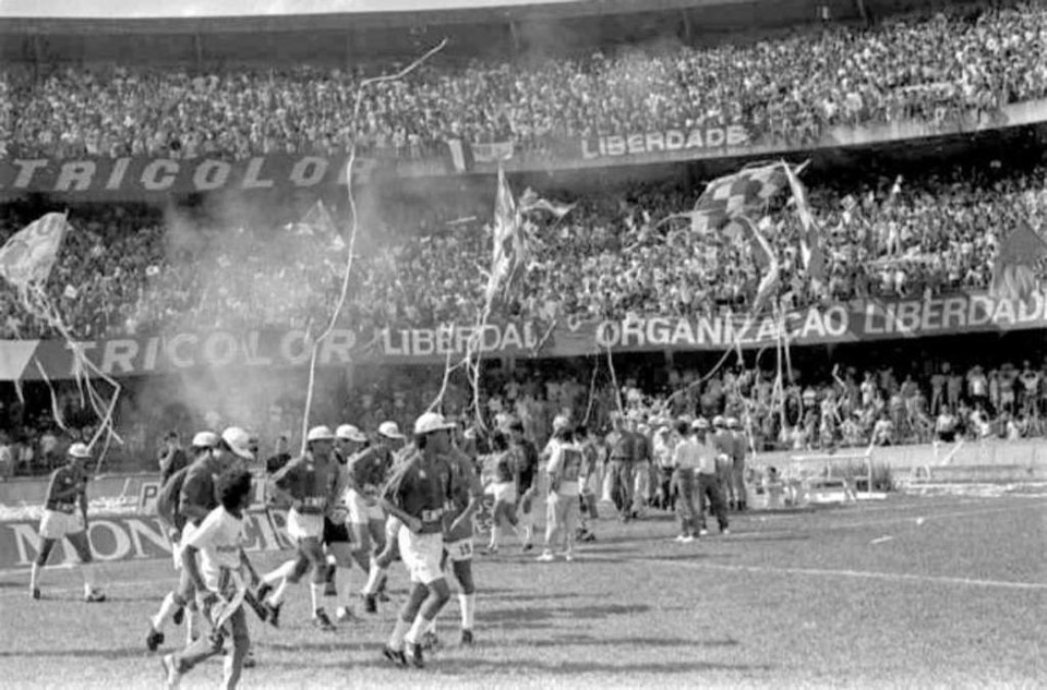 Paraná entra em campo para o jogo que decidiu o título estadual de 1991: mandante no Couto mesmo sendo visitante. | João Brüschz/Gazeta do Povo