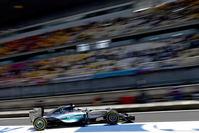 Lewis Hamilton deixa os boxes. | DIEGO AZUBEL/EFE