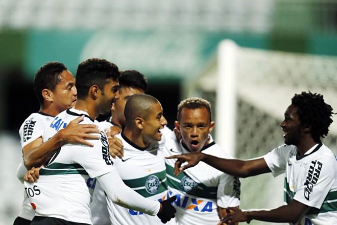 Muita festa no gol de Wellington Paulista, de pênalti, no Couto Pereira. | Albari Rosa/Gazeta do Povo