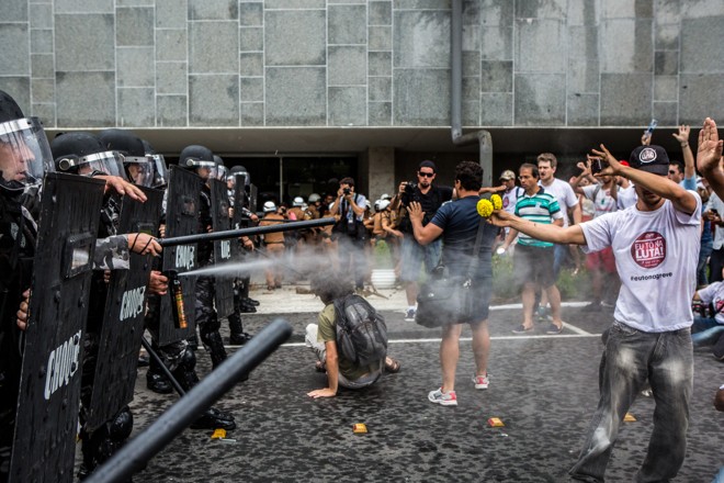Em fevereiro passado, a pressão do funcionalismo acabou no confronto de manifestantes com a tropa de choque da PM. | Brunno Covello/Gazeta do Povo