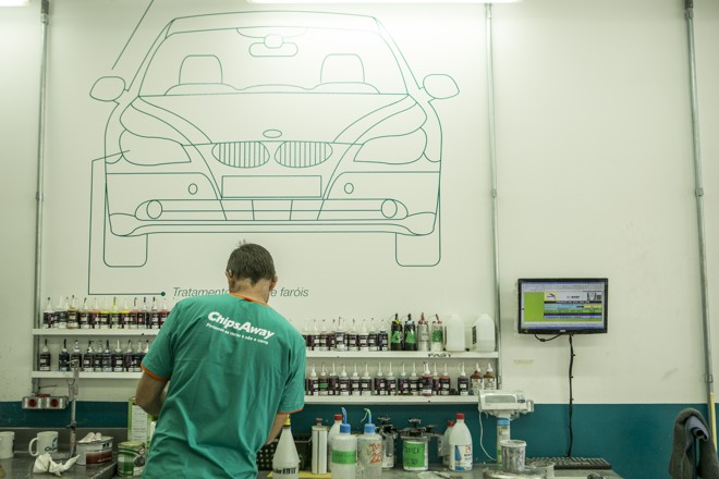 A empresa utiliza tintas a base d’água para não agredir o meio ambiente e agilizar o processo de secagem. É um tipo de tinta que logo serão adotadas pelas montadoras. | Marcelo Andrade/Gazeta do Povo