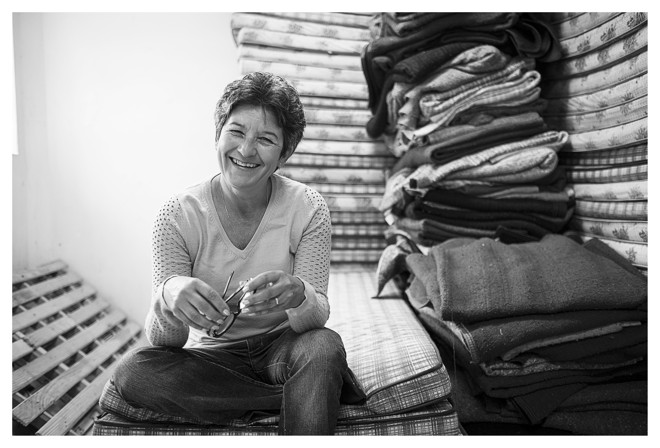 O “estilo Sueli” de atendimento é resoluto e firme. O princípio é ouvir os frequentadores de albergues, apontando-lhes, em seguida, uma ação, ajudando-os a se organizar A convivência com essa parcela da sociedade, desde 2012, faz dela uma colecionadora de histórias de anônimos. “Se eles passam o que passam, por que comigo seria diferente”, pondera, sobre a perda do marido, ao tentar coibir um assalto no Bairro Alto, | Alexandre Mazzo/Gazeta do Povo