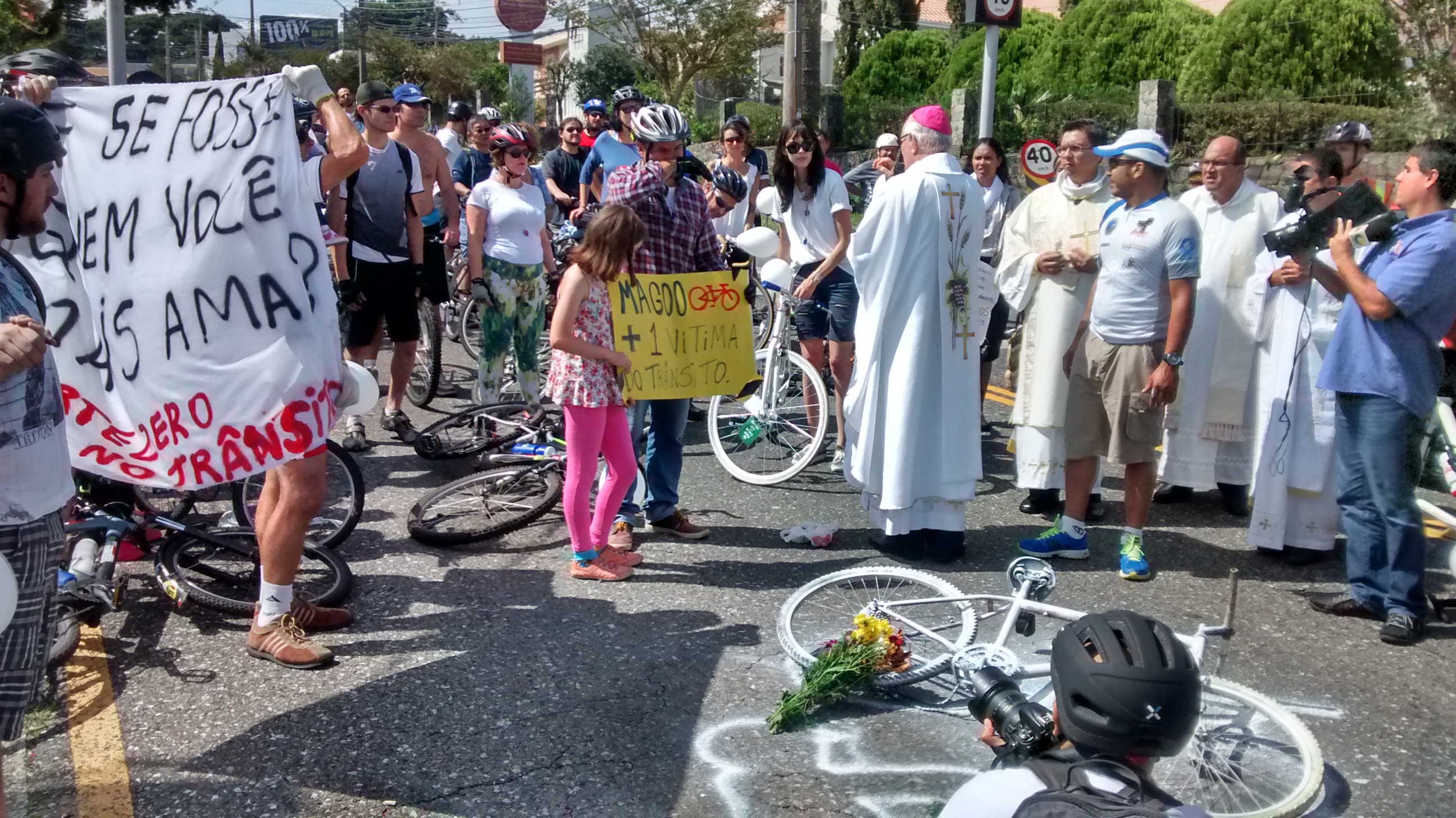 Ciclistas fizeram ato em homenagem a Magoo no local onde ocorreu o atropelamento | Antonio More/Gazeta do Povo/