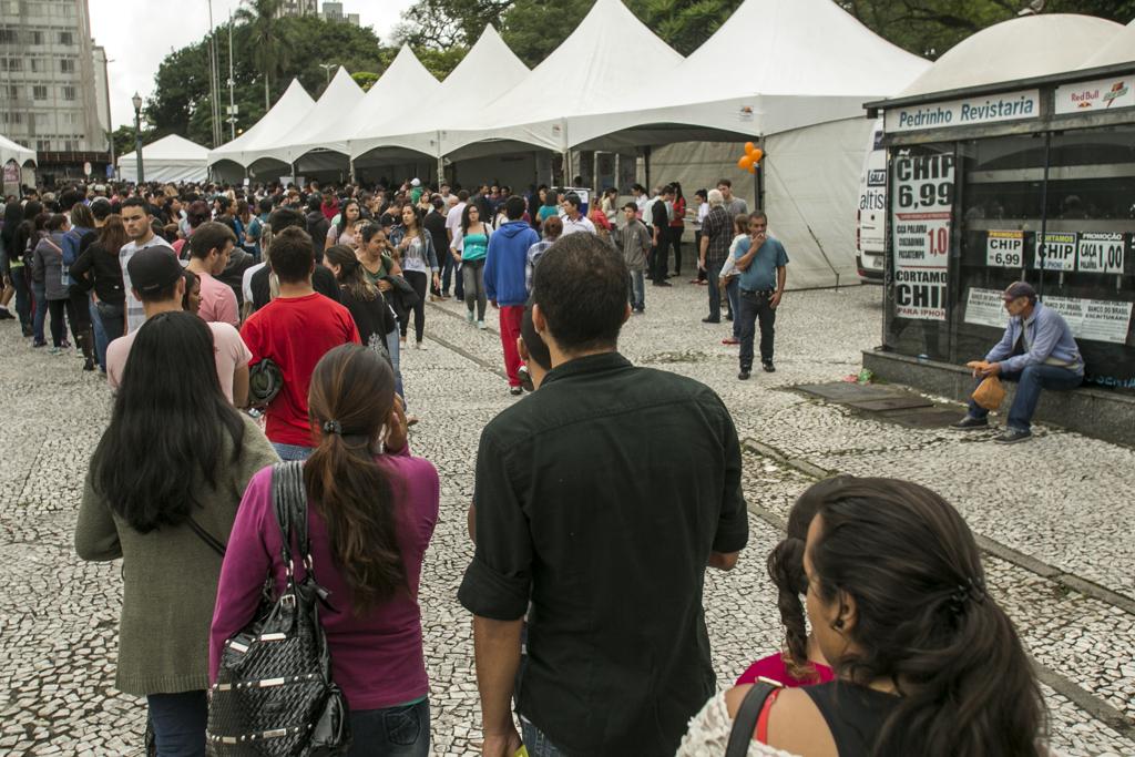 Fila em feirão do emprego, em Curitiba: mercado de trabalho piora a cada mês, dizem os analistas. | Marcelo Andrade/Gazeta do Povo