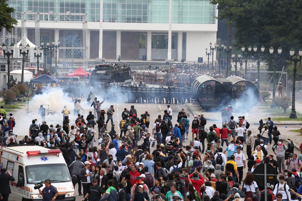 Servidores  e policiais se enfrentam em frente da Assembleia, quando deputados discutiam o projeto. | Ivonaldo Alexandre/Gazeta do Povo