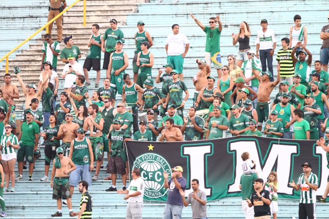 A torcida do Coritiba se fez presente no Estádio do Café. | Gilberto Abelha/Jornal de Londrina