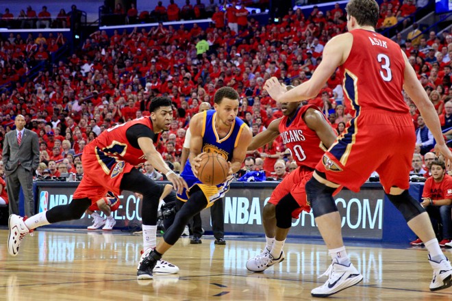 NINGUÉM ME PEGA! Stephen Curry está com tudo nos playoffs pelo Golden State Warriors. Três na marcação e ninguém segura o rapaz. | Derick E. Hingle/USA Today Sports