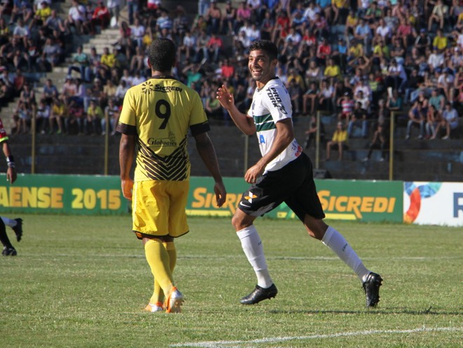 Alan Santos fez o gol em jogada aérea ensaiada pelo Coritiba, como elemento surpresa, para desolação de Tony, atacante do Cascavel. | Divulgação/ Coritiba