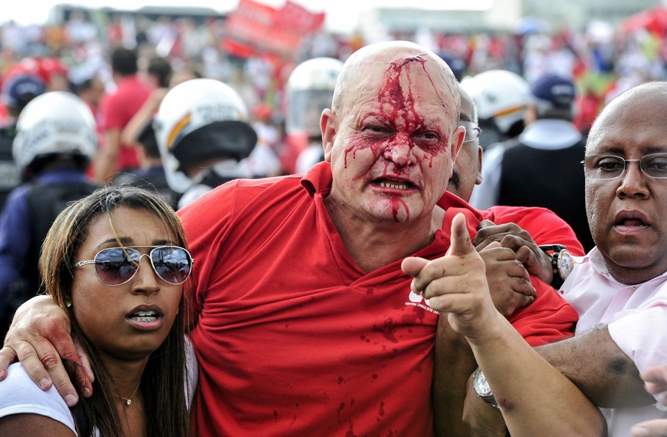 Grupos ligados a sindicalistas tentam se aproximar da entrada do Congresso e são contidos por policiais | Zeca Ribeiro/ Câmara dos Deputados