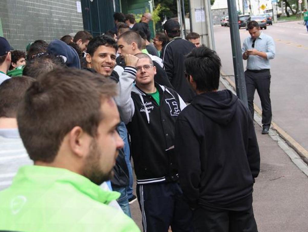 A torcida do Coritiba fez fila logo cedo no Couto Pereira à procura de ingressos para a final. | Divulgação/Coritiba