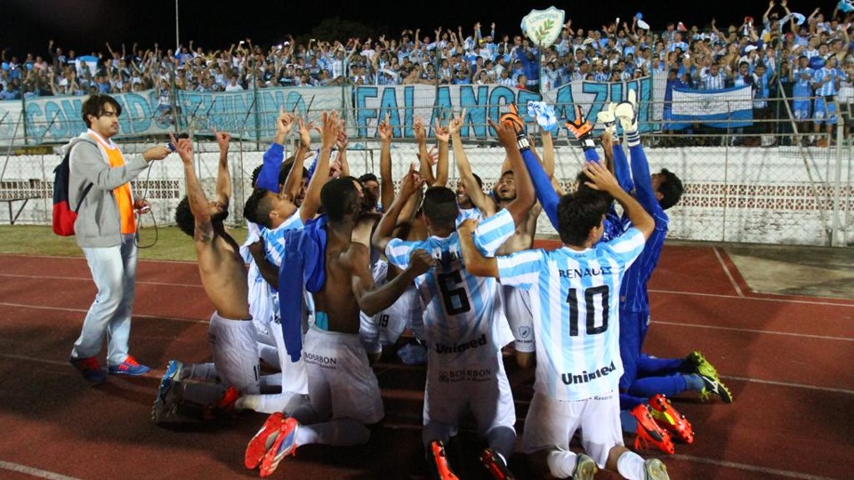 Jogadores do Londrina comemoram classificação para a semifinal do Paranaense. | Gilberto Abelha/Gazeta do Povo