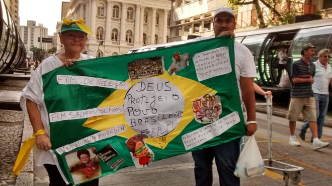 Entre as reivindicações dos manifestantes estavam o fim da reeleição e o fim dos altíssimos salários e benefícios concedidos a parlamentares e membros do Judiciário e Legislativo. | Gazeta do Povo