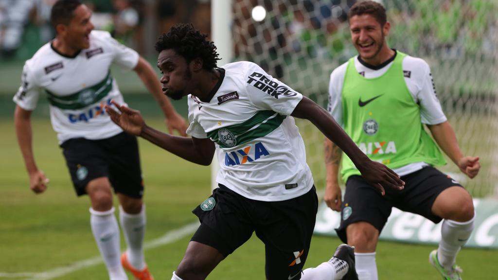 Negueba abriu o placar para o Coritiba na vitória por 3 a 0 sobre o Londrina e que definiu a classificação para a final. | Ivonaldo Alexandre/Gazeta do Povo