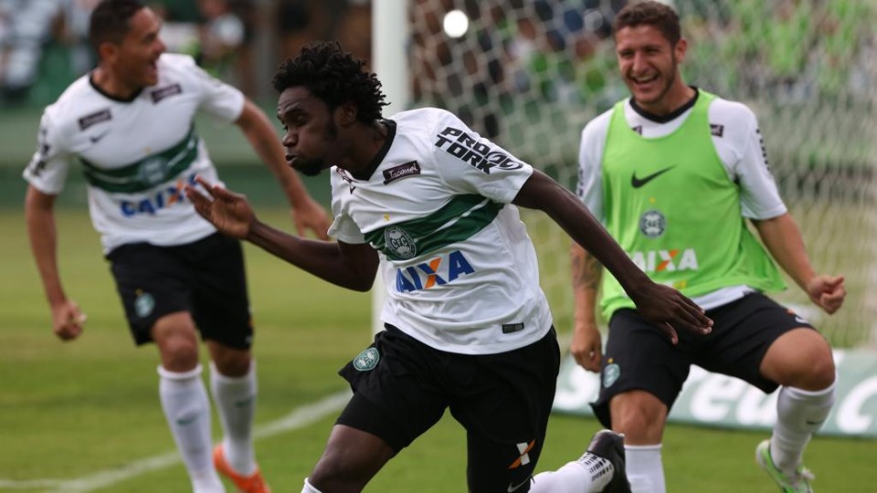 Negueba abriu o placar para o Coritiba na vitória por 3 a 0 sobre o Londrina e que definiu a classificação para a final. | Ivonaldo Alexandre/Gazeta do Povo