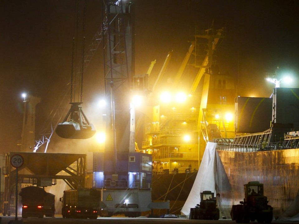 Operação noturna da Rocha movimenta fertilizantes em Paranaguá. | André Rodrigues/ Gazeta do Povo