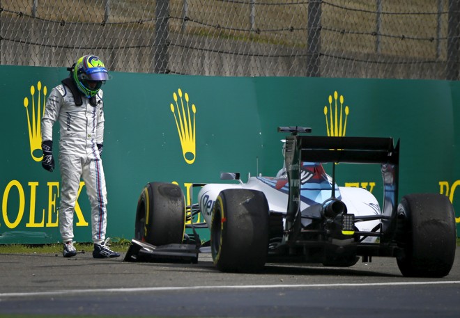 O brasileiro Felipe Massa observa sua Williams depois de rodar e bater no treino livre em Xangai: problema na asa traseira. | Carlos Barria/Reuters