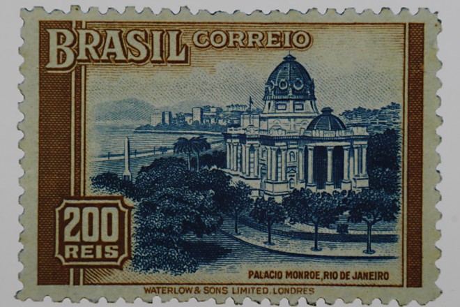 Selo retrata o Palácio Monroe, antiga sede do Senado Federal no Rio de Janeiro. O prédio foi demolido no governo do general Ernesto Geisel, durante a ditadura militar, porque “atrapalhava o trânsito” | Albari Rosa/Gazeta do Povo