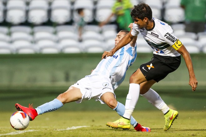 Leandro Almeida ganha mais uma disputa com Paulinho. | Brunno Covello/Gazeta do Povo