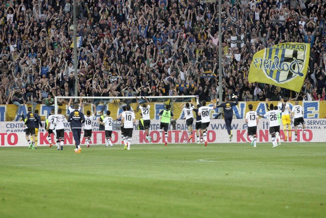 “AÍ EU VOU PRA GALERA!”: Jogadores do lanterna, rebaixado e falido Parma comemoram a vitória sobre a líder Juventus como se fosse um título. | Elisabetta Baracchi/EFE