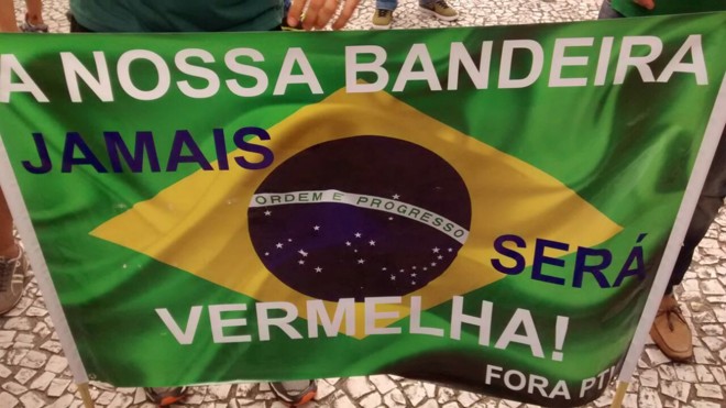“Nossa bandeira jamais será vermelha!” era um dos gritos de guerra mais evocados pelos organizadores do ato. | Gazeta do Povo