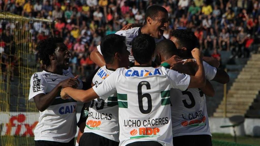 Alan Santos é abraçado pelos companheiros após marcar o primeiro gol do Coritiba. | Divulgação/Coritiba