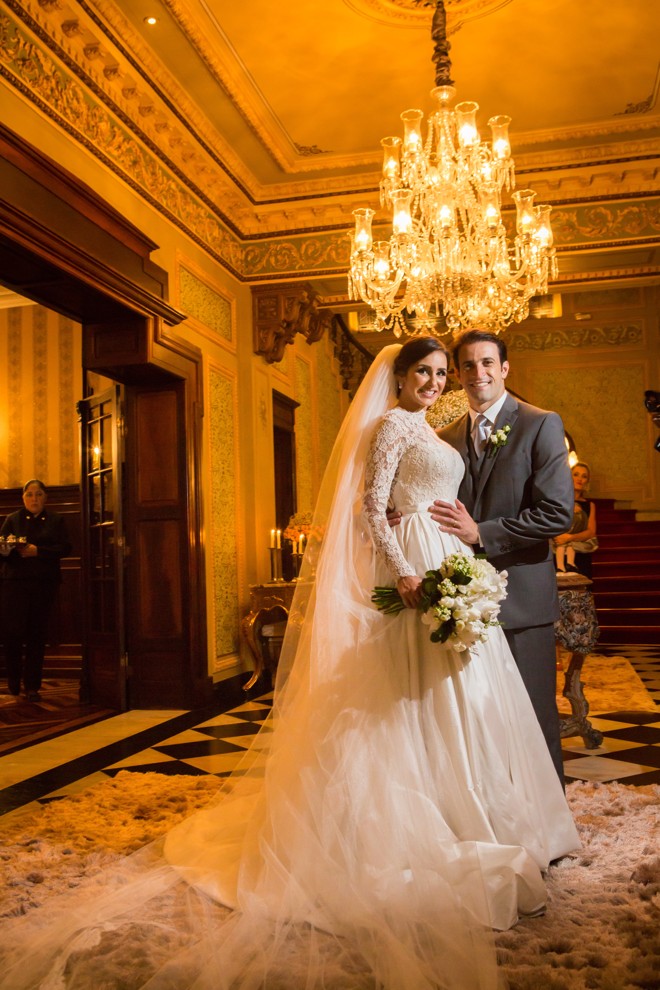 O piloto e diretor da rede de supermercados Condor Ricardo Zonta e a advogada Ana Paula Bueno se casaram no último domingo, em cerimônia no Castelo do Batel, para familiares e amigos próximos. A festa foi organizada por Rossana Lazzarotto de Oliveira | Dorian Mendes Fotografia