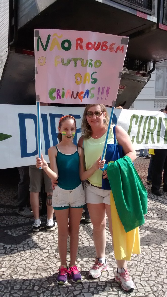 Júlia Ricci, 11 anos, e sua mãe, Márcia Ricci. Segundo Márcia, o cartaz foi inteiramente confeccionado pela filha, que inclusive escolheu os dizeres. Questionada sobre contra o que protestava, a menina não titubeou: “Contra a roubalheira” | Gazeta do Povo