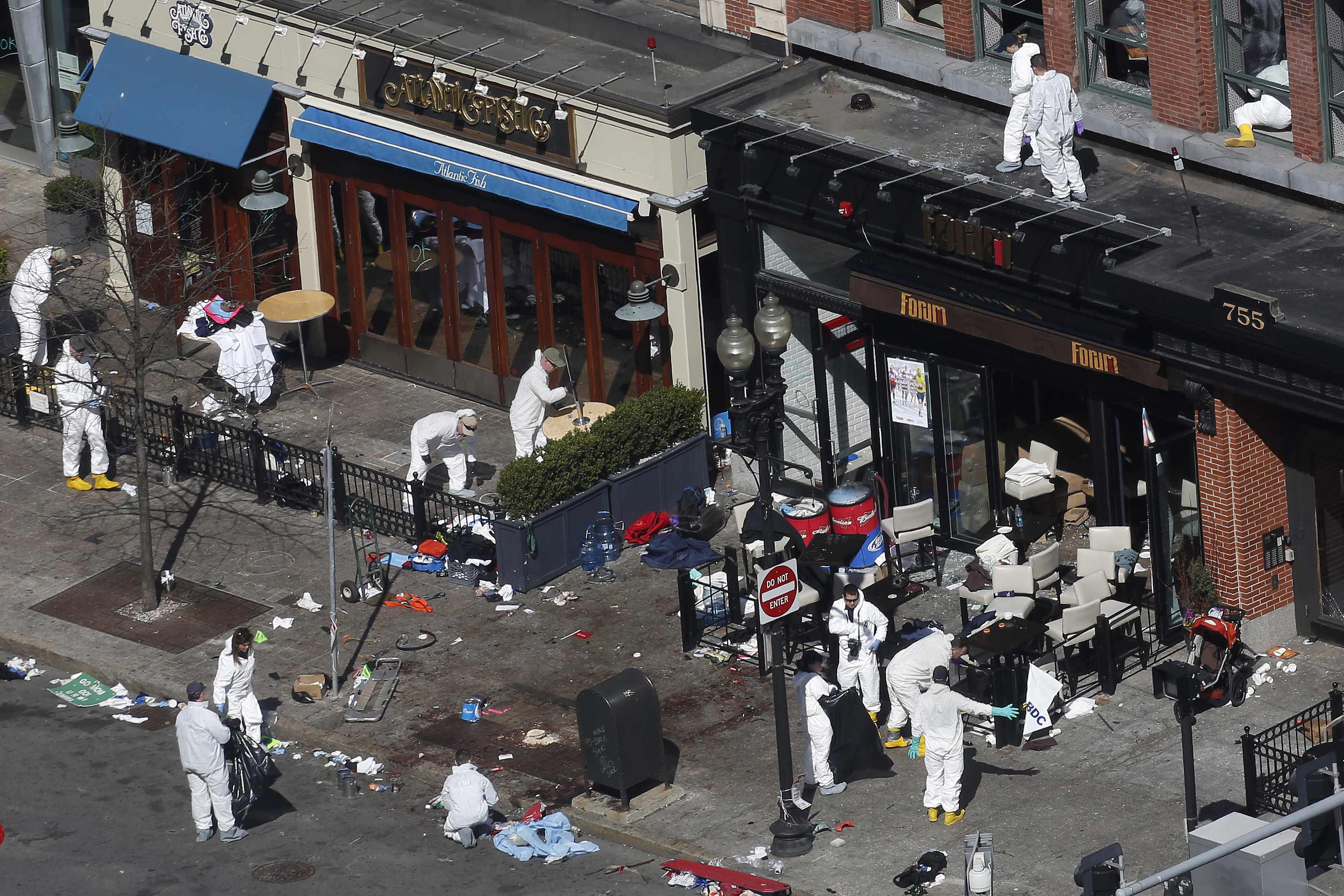 Agentes no local da explosão das bombas em Boston, em 2013. | Shannon Stapleton
